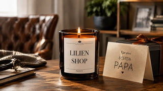 LILIEN Duftkerze aus Sojawachs als Geschenk für Papa mit personalisierter Karte „Für den besten Papa“ in gemütlicher Wohnatmosphäre