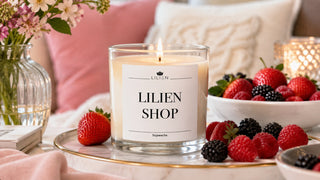 LILIEN Süße Beere Duftkerze aus Sojawachs mit Erdbeeren, Himbeeren und Brombeeren als fruchtige Geschenkidee.