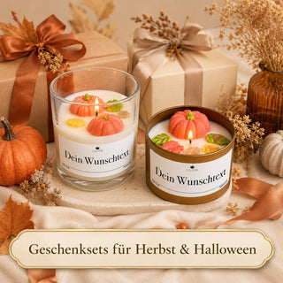 Geschenksets für Herbst & Halloween mit zwei brennenden Duftkerzen, dekorativen Kürbis- und Blätterelementen, Geschenkboxen sowie herbstlicher Dekoration in warmen Orange- und Goldtönen.