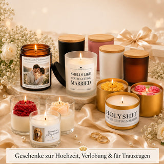 Personalisierte Hochzeitsgeschenke fürs Brautpaar mit individuellen Duftkerzen, Foto, Namen und Hochzeitsmotiven in eleganter Geschenkdekoration.