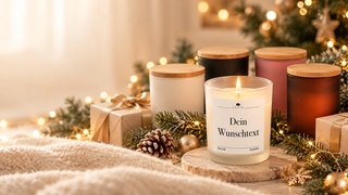 Personalisierte Duftkerze von LILIEN mit eigenem Foto und Wunschtext in winterlicher Weihnachtsdekoration