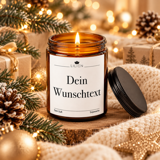 Personalisierte LILIEN Duftkerze im Amberglas mit Wunschtext in festlicher Weihnachtsdekoration mit Tannenzweigen und Lichtern