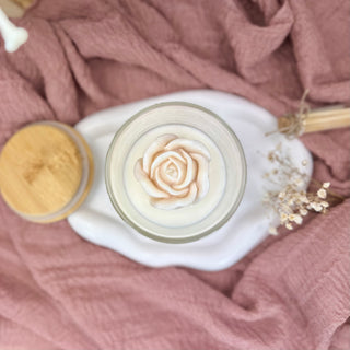 Personalisierte Duftkerze „Rose Weiß“ im transparenten Glas, 14 oz, mit Bambusdeckel