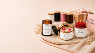Personalisierte Geburtstagskerzen mit Namen, Geschenkbox und floralen Kerzen als Geschenkidee zum Geburtstag