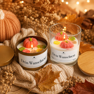 Herbstliche Duftkerzen von LILIEN Shop im Glas und in der Dose mit Wunschtext, Kürbisdekor und warmem Herbstambiente