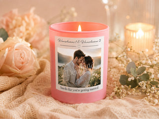 Personalisierte rosa Hochzeitskerze mit Foto, zwei Wunschnamen und „Smells like you're getting married“-Etikett