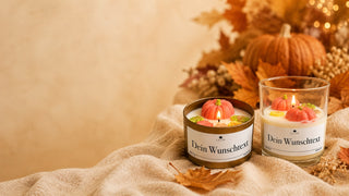 Herbstliche personalisierte Duftkerzen von LILIEN Shop im Glas und in der Dose mit Kürbis- und Blattdekor