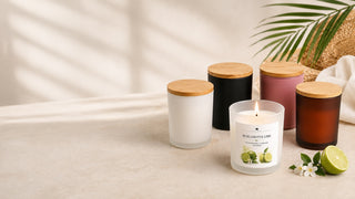 LILIEN Duftkerzen im sommerlichen Arrangement mit Bergamotte-Lime-Kerze, Limetten und Palmblatt