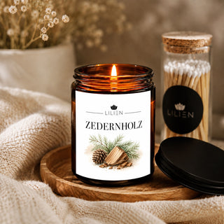 Duftkerze mit Duftnote Zedernholz im Tiegel